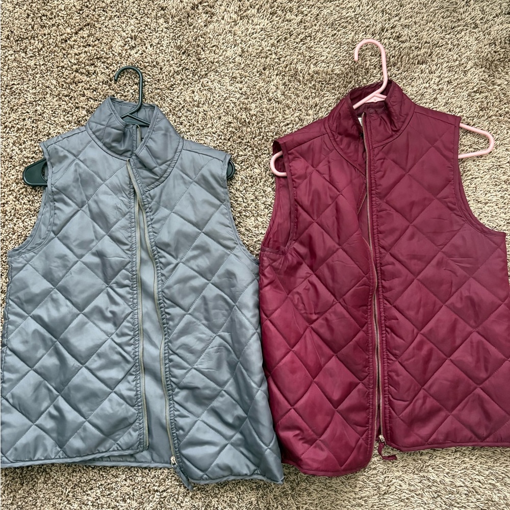 Mudpie Women’s Quilted Vests in Gray and Burgundy. Size Medium.